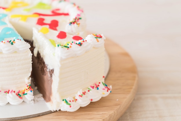 torta felice di compleanno sul tavolo