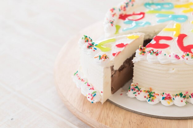 torta felice di compleanno sul tavolo