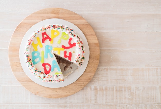 torta felice di compleanno sul tavolo