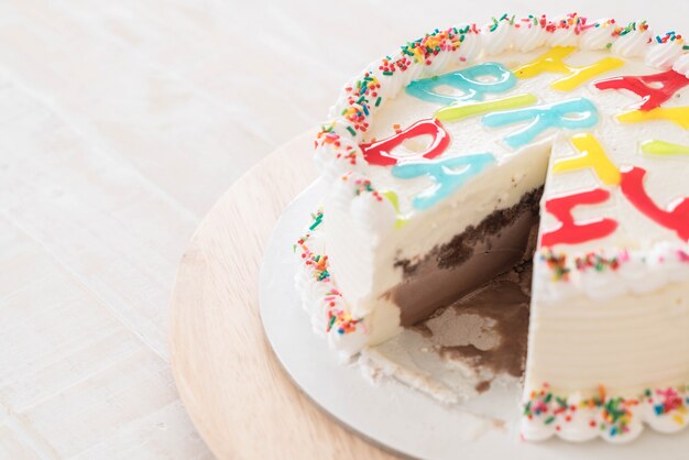 torta felice di compleanno sul tavolo