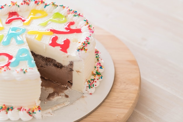 torta felice di compleanno sul tavolo