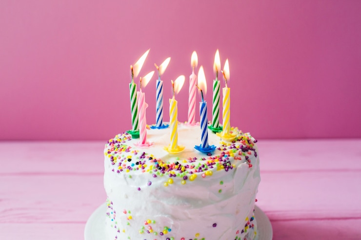 Foto gratuito torta festiva con candele