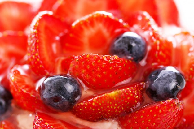 Torta fresca con fragole e mirtilli