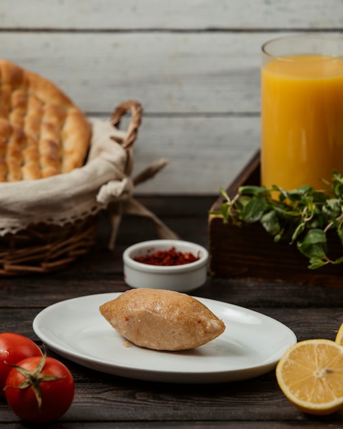 Torta fritta con carne e l'arancia fresche