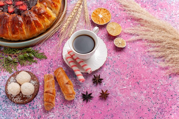 Torta fruttata torta di fragole vista dall'alto con gelatina e frutta sul rosa