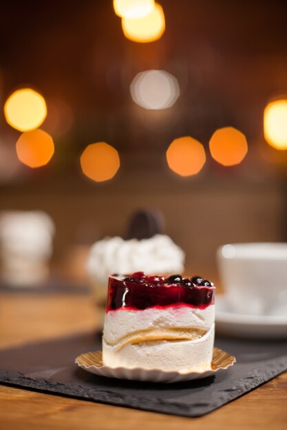 Torta gustosa e deliziosa con frutta in cima. Gustoso dolce. Dolce tradizionale. Torta con crema al limone.