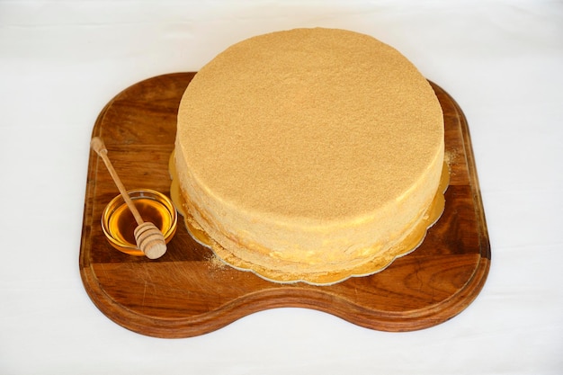 Torta intera al miele a otto strati Torta russa Medovik con noci e biscotto ricoperto di miele