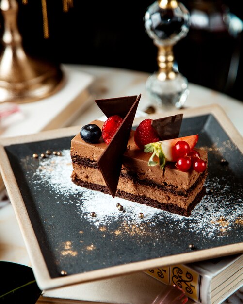 Torta marrone con frutti di bosco sul tavolo