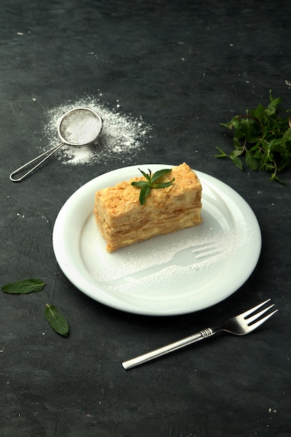 Torta napoleonica con crema pasticcera leggera