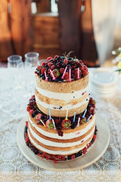 Torta nuziale fatta di panna bianca e bacche