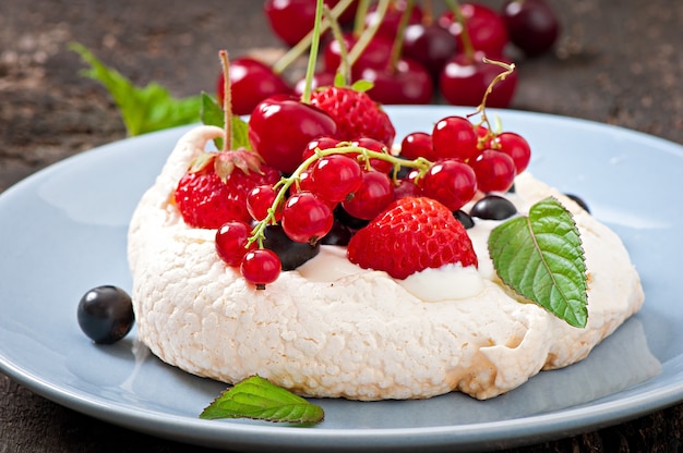 Torta "Pavlova" con panna e frutti di bosco