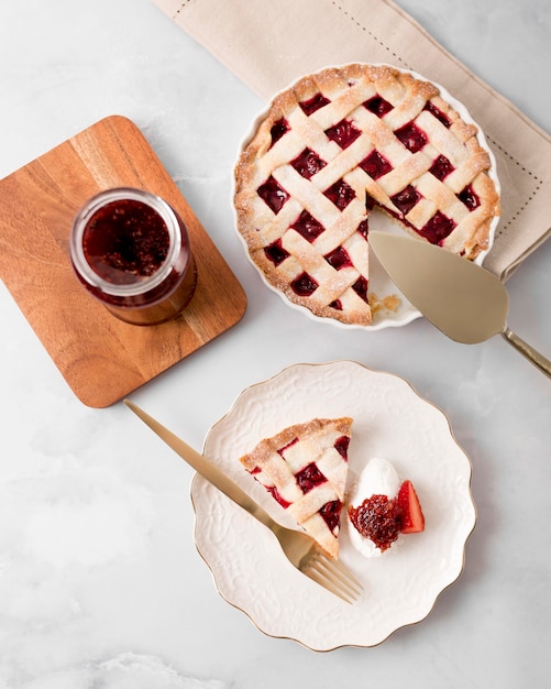 Torta piatta e marmellata fatta in casa