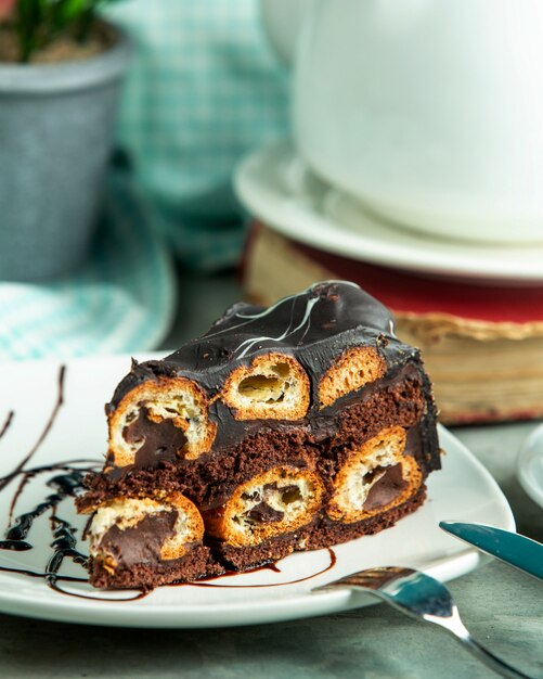 Torta profiteroles vista laterale con cioccolato