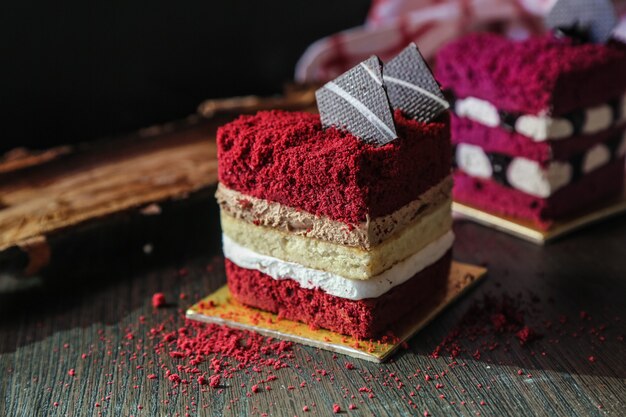 Torta rossa vista frontale a forma di cuore su un supporto