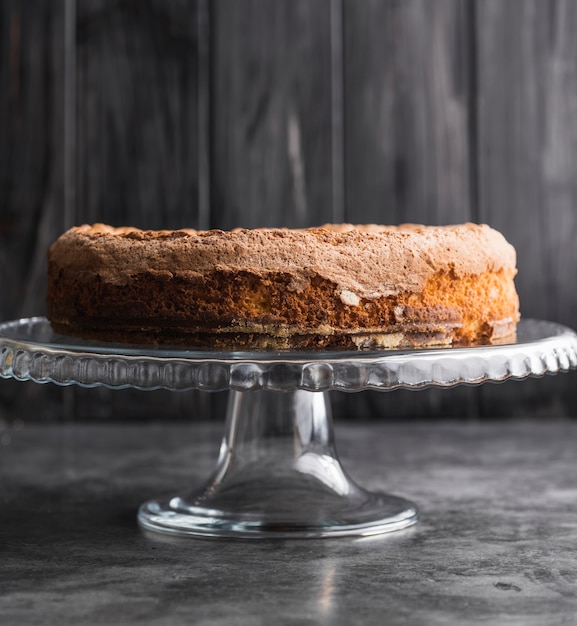 Torta saporita casalinga del primo piano sulla tabella