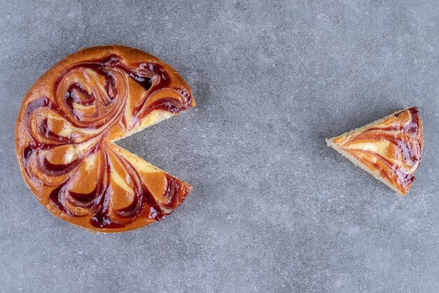 Torta saporita con succo di frutti di bosco su superficie di marmo