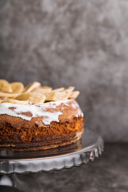 Torta saporita del primo piano con le fette della banana