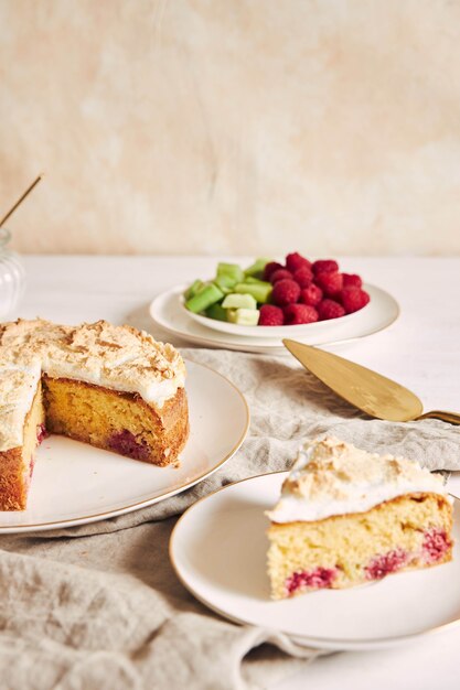 Torta saporita e deliziosa con baiser e lamponi su un piatto