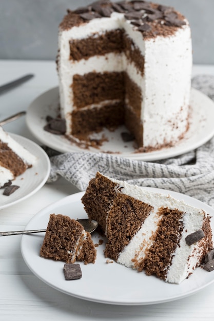 Torta saporita sulla zolla bianca