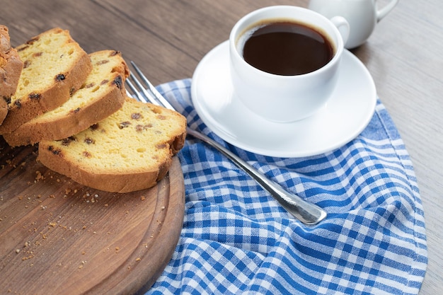 Torta soffice dolce servita con una tazza di caffè.