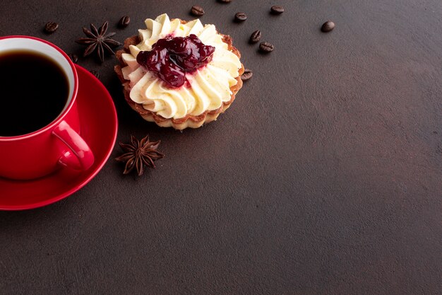 Torta squisita con lo spazio della copia dei chicchi di caffè