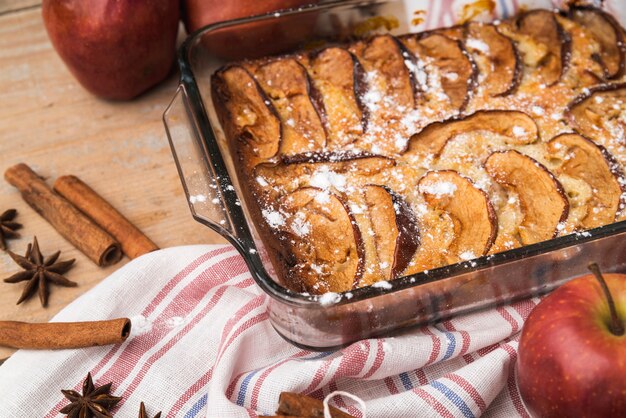 Torta squisita del primo piano spruzzata con zucchero