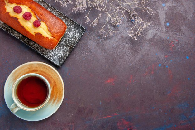 Torta squisita vista dall'alto con una tazza di tè sulla superficie scura torta torta di biscotto di zucchero dolce biscotto tè