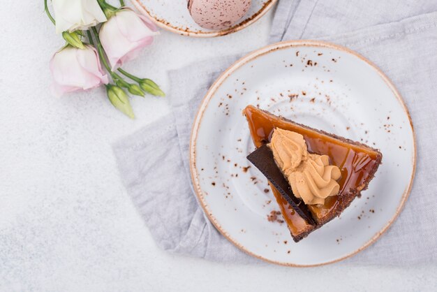 Torta sul piatto con macarons e rose