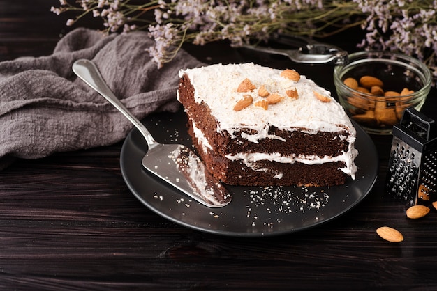 Torta sul piatto con mandorle e fiori