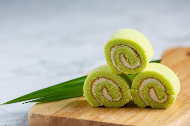 Torta verde pandan roll pronta da mangiare