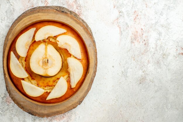 Torta vista dall'alto appetitosa torta di pere sulla tavola di legno sul lato sinistro del tavolo luminoso