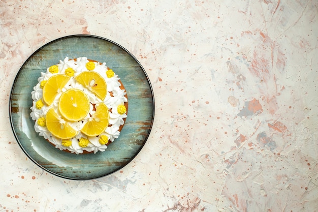 Torta vista dall'alto con crema pasticcera bianca e fette di limone lemon