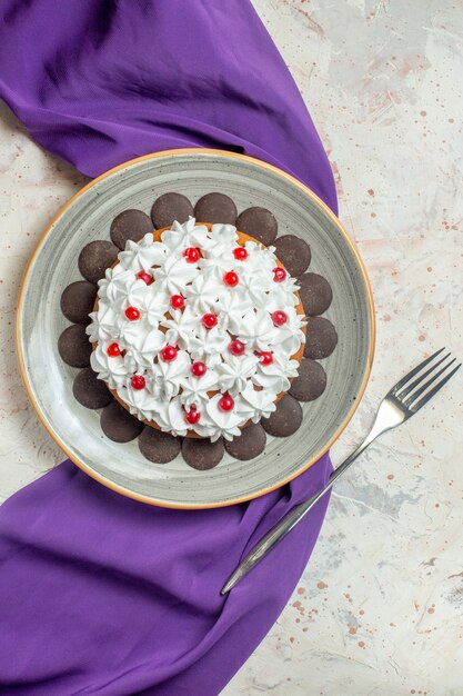 Torta vista dall'alto con crema pasticcera su piatto ovale scialle viola