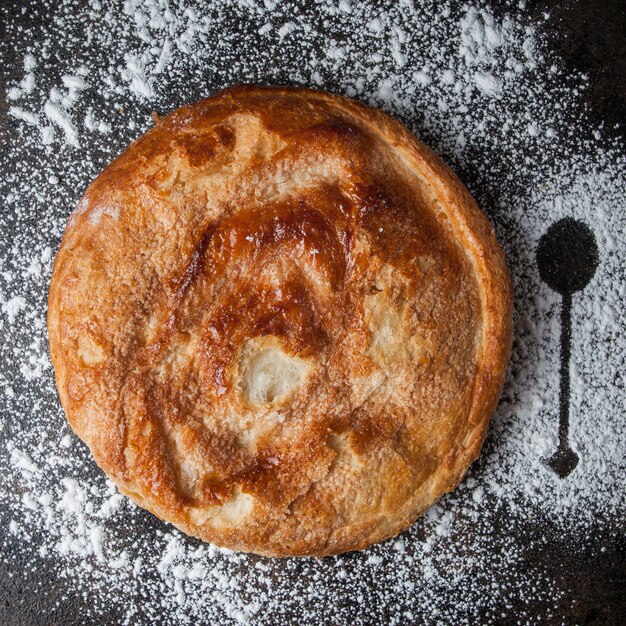 Torta vista dall'alto con farina e cucchiaio silhouette