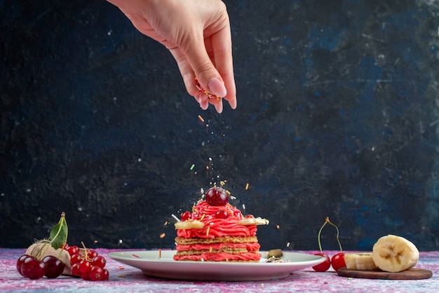 Torta waffle vista frontale con ciliegie e banane su oscurità