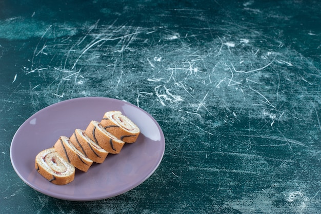 Torte a fette su un piatto, sullo sfondo blu. Foto di alta qualità