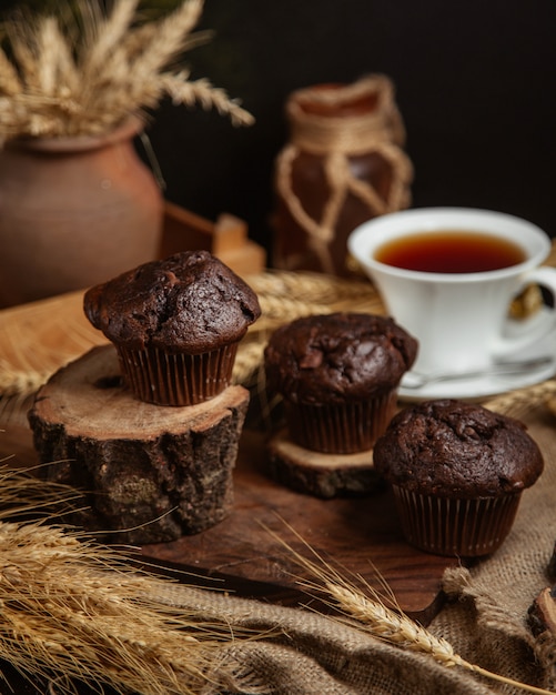 torte al cioccolato con una tazza di tè nero