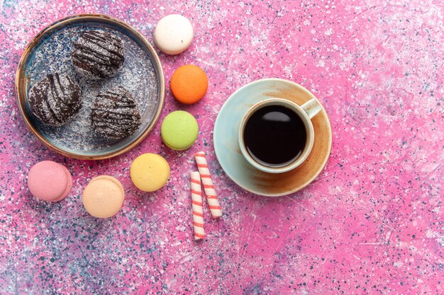 Torte al cioccolato vista dall'alto con macarons francesi sul rosa