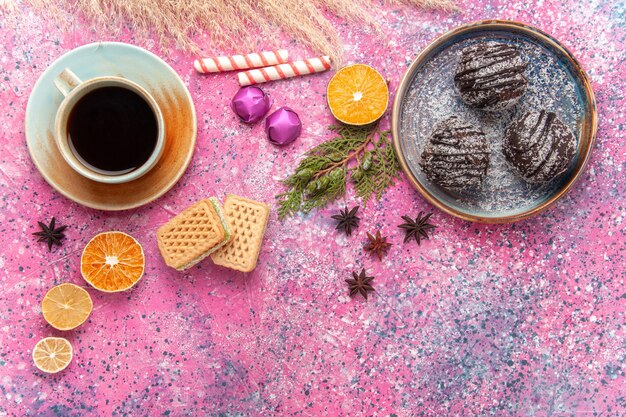 Torte al cioccolato vista dall'alto con tè sul rosa