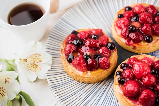 Torte con disposizione di fragole