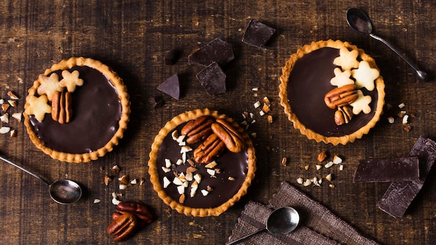 Torte di cioccolato vista dall'alto pronte per essere servite