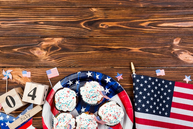 Torte di festa e bandiera di USA sulla tavola di legno durante la festa dell&#39;indipendenza