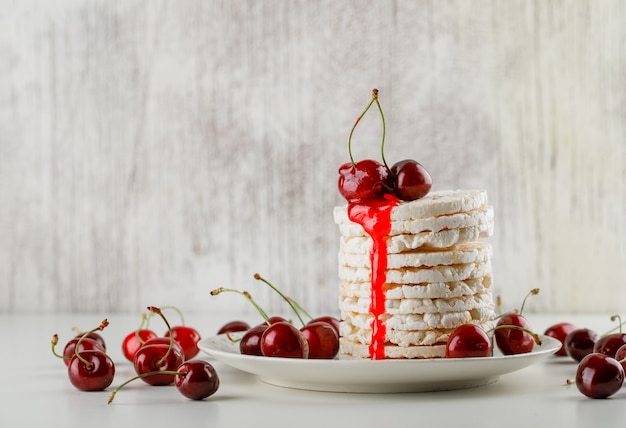 Torte di riso in un piatto con ciliegie, gelatina