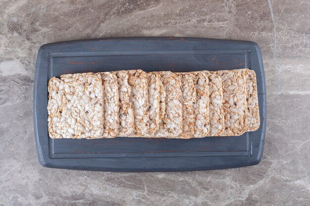 Torte di riso soffiato nel vassoio, sullo sfondo di marmo.