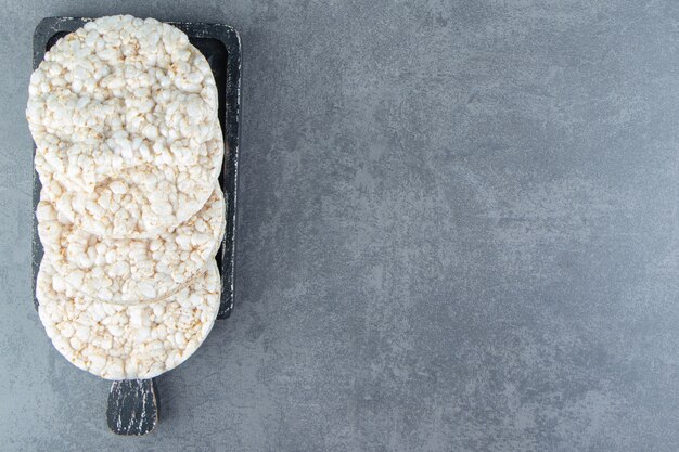 Torte di riso soffiato su una tavola di legno scuro.