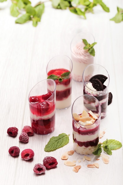 Torte dolci in bicchieri con frutti di bosco