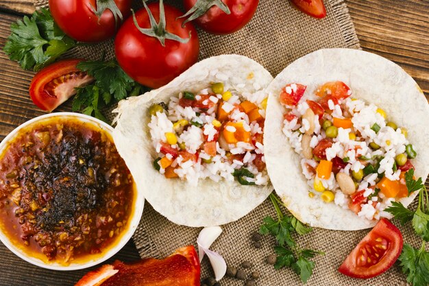 Tortillas con salsa messicana piccante