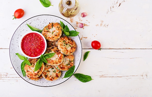 Tortini deliziosi della carne di pollo e del riso con salsa al pomodoro dell'aglio