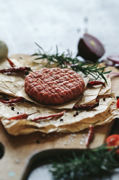 Tortini di hamburger di manzo crudo con erbe e spezie