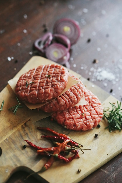 Tortini di hamburger di manzo crudo con erbe e spezie